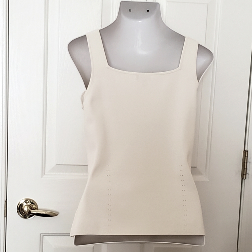 Tesori V neck white sleeveless shell. Chic eyelet detail. Size Large. - Picture 7 of 9